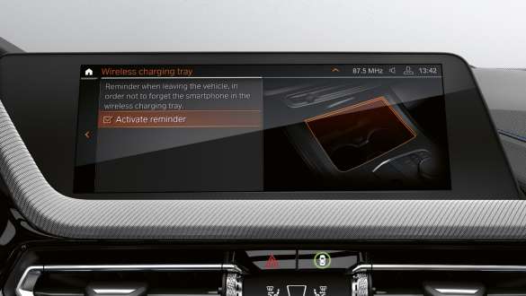 Telephony with wireless charging F40. Telephony with wireless charging in the BMW 1 Series F40.
