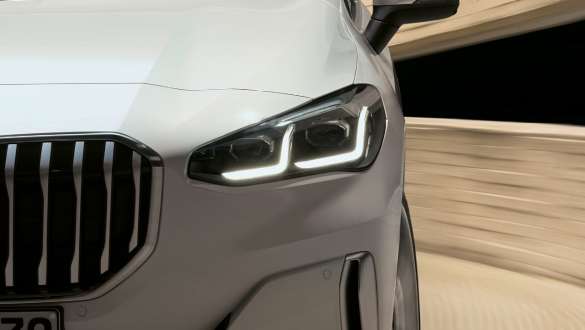 LED 헤드라이트가 있는 BMW 2 시리즈 액티브 투어러 U06 2021 정면 클로즈업 LED 헤드라이트가 있는 BMW 2 시리즈 액티브 투어러 U06 2021 미네랄 메탈릭 화이트 정면 클로즈업