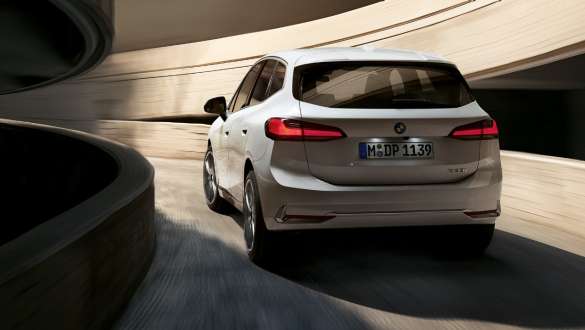 역동적인 리어 디자인 BMW 2 시리즈 액티브 투어러 U06 2021 BMW 2 액티브 투어러 U06 2021 미네랄 메탈릭 화이트, 후면도, 주차장 나선형 경사 진입로에서