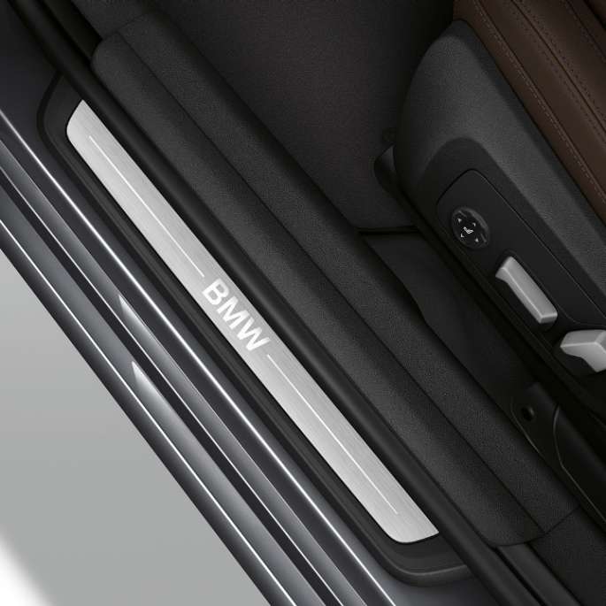 BMW 3 Series Sedan, Model Luxury Line entry sill Top view of the door sill of the BMW 3 Series Sedan with Model Luxury Line features.