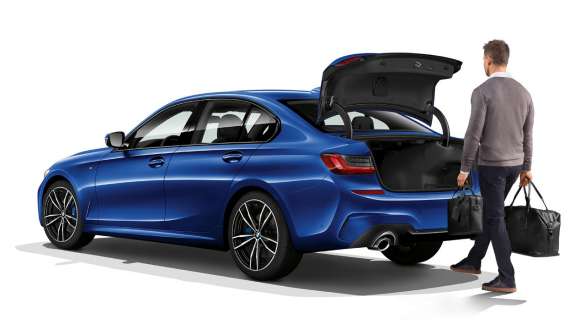 BMW 3 시리즈 세단 (G20), 자동 테일게이트 조작 장치 BMW 3 시리즈 세단(G20) 3/4 후방 샷, 운전자가 발을 이용해 자동으로 테일게이트 개방