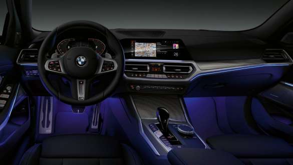 BMW 3 시리즈 세단 (G20), 앰비언트 라이트 BMW 3 시리즈 세단(G20)의 운전석 전면도, 앰비언트 라이트 블루 조명 레그룸