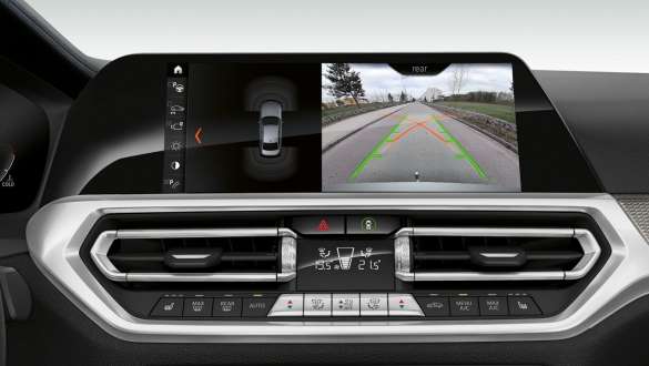 BMW 3 시리즈 세단 (G20), 파킹 어시스턴트 플러스 파킹 어시스턴트 플러스가 장착된 BMW 3 시리즈 세단(G20)의 콕핏 디스플레이 전방 클로즈업