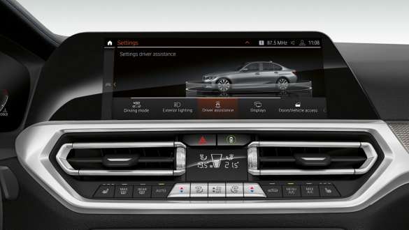 BMW 3 시리즈 세단 (G20), 드라이빙 어시스턴트 프로페셔널 드라이빙 어시스턴트 프로페셔널이 장착된 BMW 3 시리즈 세단(G20)의 콕핏 디스플레이 전방 클로즈업