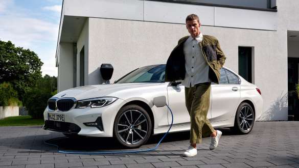 플러그인 하이브리드 BMW 3 시리즈 세단 2021 G20 3/4 정면도, 충전 중 플러그인 하이브리드 BMW 3 시리즈 세단 2021 G20, 3/4 정면도, 충전 중