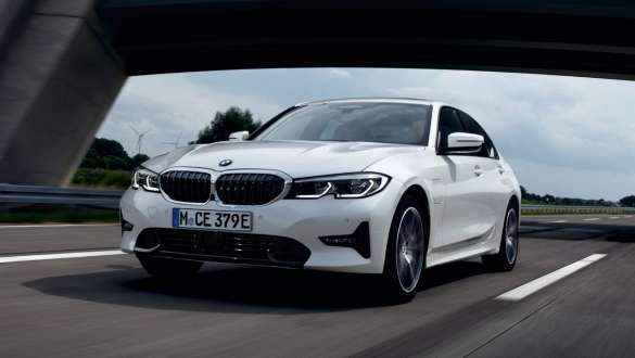 플러그인 하이브리드 BMW 3 시리즈 세단 2021 G20, 3/4 정면도, 주행 플러그인 하이브리드 BMW 3 시리즈 세단 2021 G20 3/4 정면도, 도로 주행