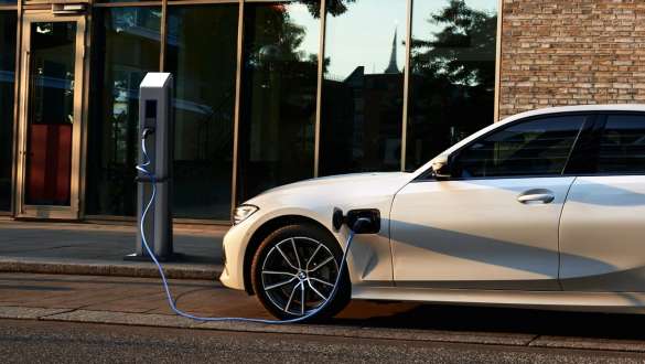 플러그인 하이브리드 BMW 3 시리즈 세단 2021 G20, 측면도 플러그인 하이브리드 BMW 3 시리즈 세단 2021 G20, 측면도, 충전소