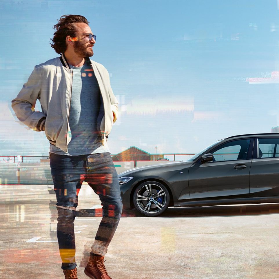 BMW 3 Series Touring, lateral shot design G21 BMW 3 Series Touring, lateral shot on parking deck in front of urban scenery G21