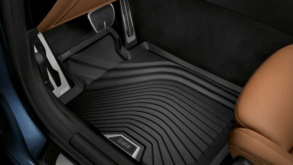 BMW floor liner front BMW 4 Series Coupé G22 2020 close up BMW floor liner front BMW 4 Series Coupé G22 2020