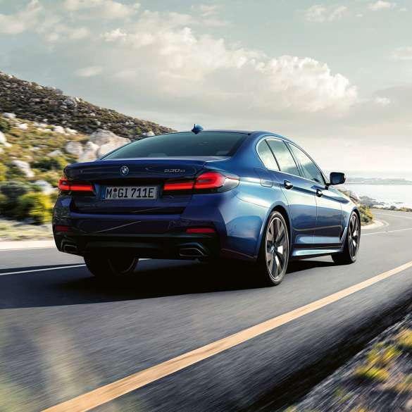 Driving dynamics BMW 5 Series Sedan G30 플러그인 하이브리드 Driving dynamics BMW 5 Series Sedan G30 Phytonic Blue three-quarter rear view driving 플러그인 하이브리드