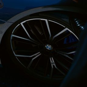 M light alloy wheel Y-spoke style 846 M BMW 5 Series Sedan G30 플러그인 하이브리드 M light alloy wheel Y 846 M BMW 5 Series Sedan G30 Facelift 2020 Phytonic Blue close-up 플러그인 하이브리드