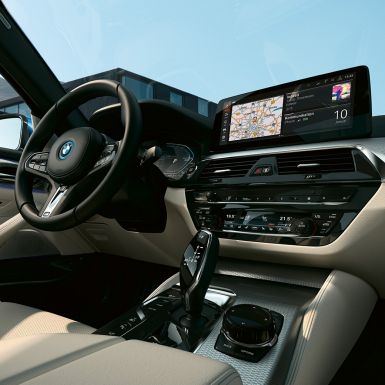 Interior BMW 5 Series Sedan G30 플러그인 하이브리드 Control display & Sport leather steering wheel BMW 5 Series Sedan G30 Facelift 2020 interior 플러그인 하이브리드