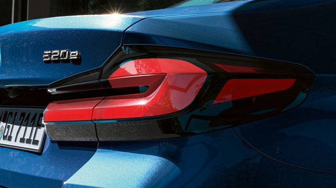 3D shaped rear lights BMW 5 Series Sedan G30 플러그인 하이브리드 3D shaped rear lights BMW 5 Series Sedan G30 Facelift 2020 Phytonic Blue close-up rear 플러그인 하이브리드