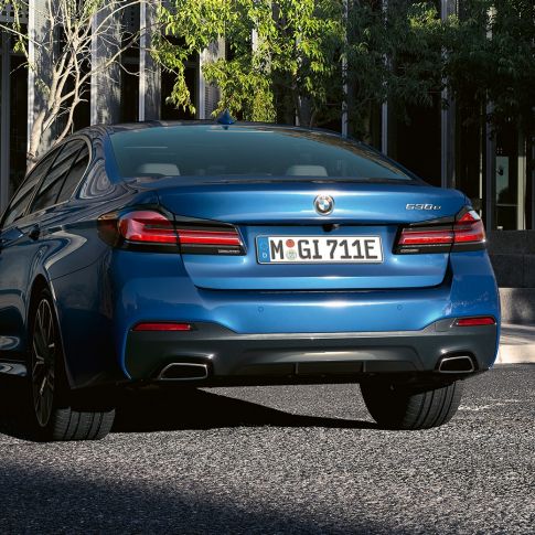 Rear apron BMW 5 Series Sedan G30 플러그인 하이브리드 Free-form exhaust pipes BMW 5 Series Sedan G30 Facelift 2020 Phytonic Blue close-up rear 플러그인 하이브리드