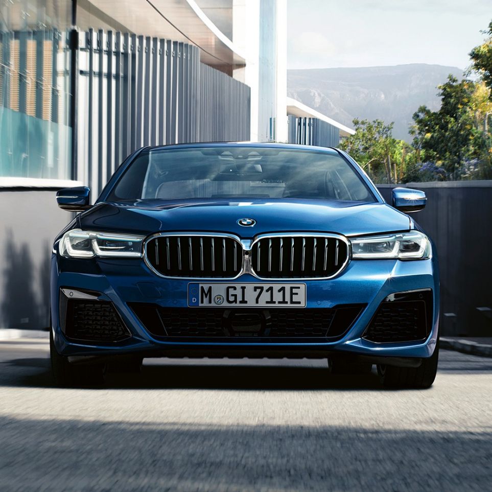 Double kidney grille and front apron BMW 5 Series Sedan G30 플러그인 하이브리드 Double kidney grille and front apron BMW 5 Series Sedan G30 Facelift 2020 Phytonic Blue close-up front 플러그인 하이브리드