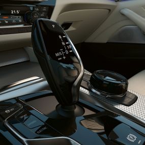 Control elements BMW 5 Series Sedan G30 플러그인 하이브리드 Control elements in high-gloss Black BMW 5 Series Sedan G30 Facelift 2020 interior 플러그인 하이브리드