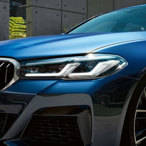 BMW Laserlight BMW 5 Series Sedan G30 플러그인 하이브리드 BMW Laserlight BMW 5 Series Sedan G30 Facelift 2020 Phytonic Blue close-up front 플러그인 하이브리드