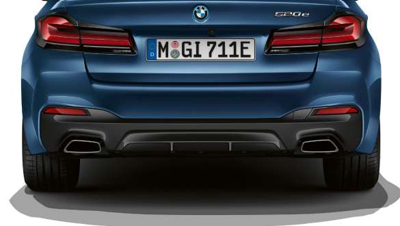 Trapezoidal exhaust tailpipe trim BMW 5 Series Sedan G30 플러그인 하이브리드 Trapezoidal exhaust tailpipe trim BMW 5 Series Sedan G30 Facelift 2020 close-up rear 플러그인 하이브리드