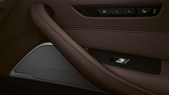 Bowers & Wilkins Diamond Surround Sound System BMW 5 Series Sedan G30 플러그인 하이브리드 Bowers & Wilkins Diamond Surround Sound System BMW 5 Series Sedan G30 Facelift 2020 interior close-up door 플러그인 하이브리드