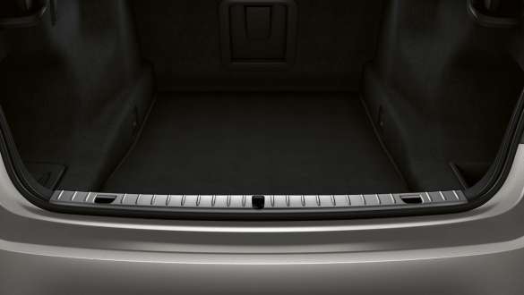 BMW 7시리즈 세단 스테인리스 스틸 로딩 실 플러그인 하이브리드 G11 트렁크가 오픈된 BMW 7시리즈 세단의 스테인리스 스틸 로딩 실 근접 사진 플러그인 하이브리드 G11