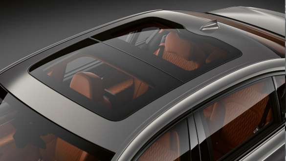 BMW 7 Series Sedan Panorama glass roof 플러그인 하이브리드 G11 BMW 7 Series Sedan: Panorama glass roof from birds-eye perspective 플러그인 하이브리드 G11