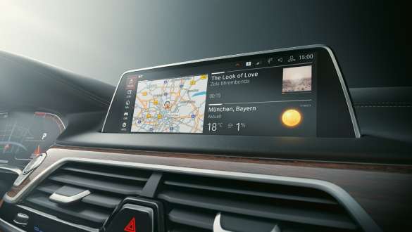 THE 7: BMW OS 7.0 플러그인 하이브리드 G11 THE 7: BMW OS 7.0을 보여주는 디스플레이 플러그인 하이브리드 G11