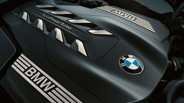 BMW 트윈파워 터보 8기통 가솔린 엔진 플러그인 하이브리드 G11 THE 7 : BMW 트윈파워 터보 8기통 가솔린 엔진의 근접 사진 플러그인 하이브리드 G11