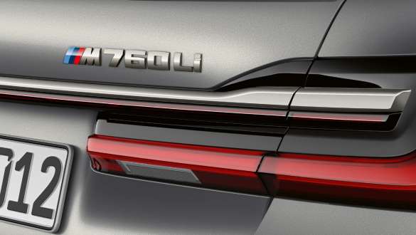 BMW 7시리즈 세단 M760Li 뱃지 플러그인 하이브리드 G11 BMW 7시리즈 세단 후면부의 M760Li 뱃지 플러그인 하이브리드 G11