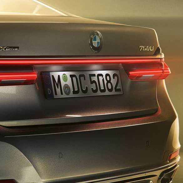 BMW 7 Series Sedan 750Li badge 플러그인 하이브리드 G11 BMW 7 Series Sedan: close-up of 750Li badge on the rear 플러그인 하이브리드 G11