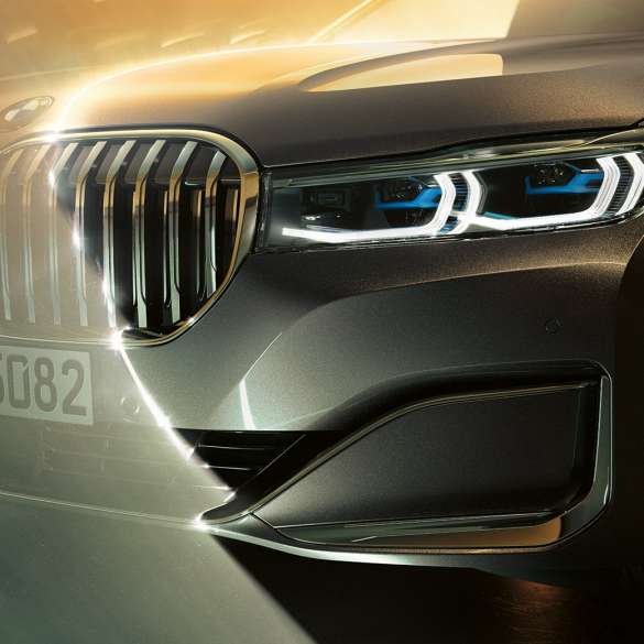 BMW 7 Series Sedan kidney grille and laserlight 플러그인 하이브리드 G11 BMW 7 Series Sedan: close-up of front with big kidney grille and laserlight 플러그인 하이브리드 G11