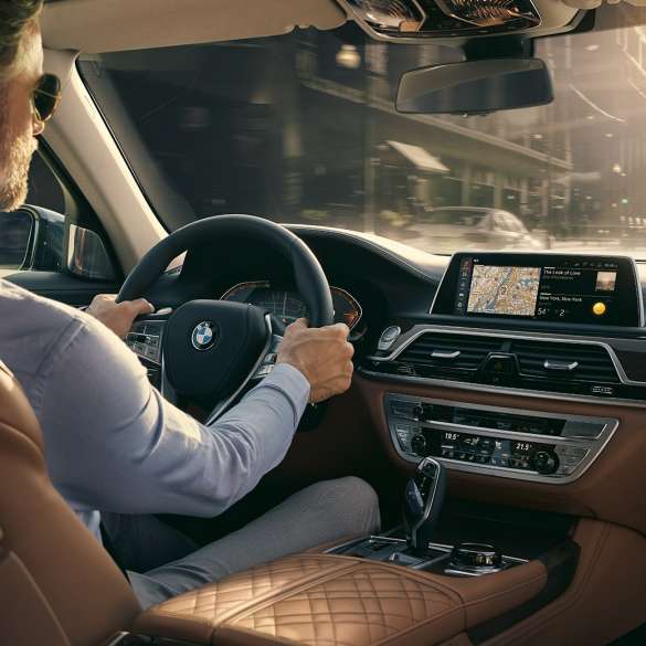 BMW 7 Series Sedan Connectivity features 플러그인 하이브리드 G11 BMW 7 Series Sedan: man sits in BMW and uses Connectivity features 플러그인 하이브리드 G11