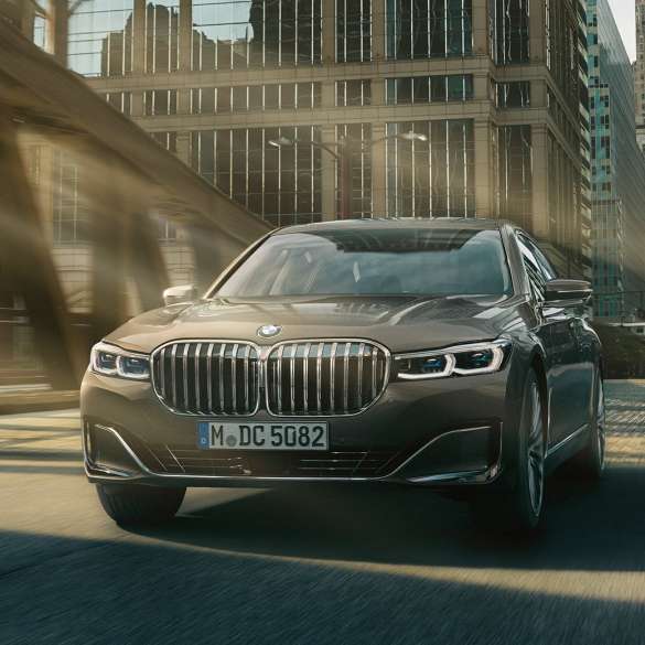 BMW 7 Series Sedan Driving Assistance Systems 플러그인 하이브리드 G11 Driving Assistance Systems: BMW 7 Series Sedan driving in front of urban setting 플러그인 하이브리드 G11