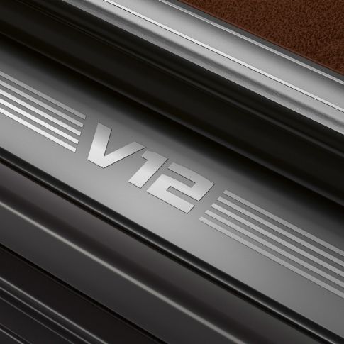 BMW V12 엔진 플러그인 하이브리드 G11 BMW M760Li xDrive: close-up of the V12 engine 플러그인 하이브리드 G11