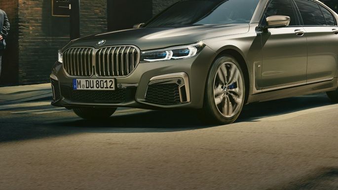 BMW M760Li xDrive in urban setting 플러그인 하이브리드 G11 BMW M760Li xDrive in lateral front view driving on street in urban setting 플러그인 하이브리드 G11