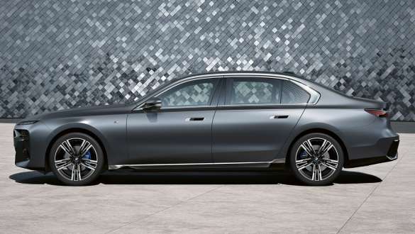 측면도 BMW 7 시리즈 세단 G70 ICE 740i M 스포츠 패키지 BMW 7 시리즈 세단 G70 ICE 740i M 스포츠 패키지, 프로즌 딥 그레이 메탈릭 , 21" M 경합금 휠 스타 스포크 스타일 908 측면도
