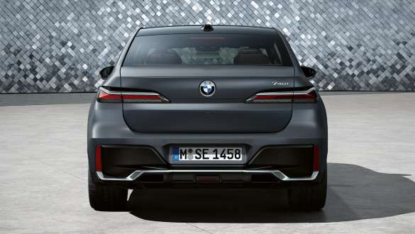 후면도 BMW 7 시리즈 세단 G70 ICE 740i M 스포츠 패키지 BMW 7 시리즈 세단 G70 ICE 740i M 스포츠 패키지 프로즌 딥 그레이 메탈릭 후면도