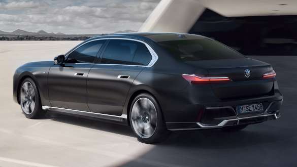 3/4 BMW 7 시리즈 세단 G70 ICE 740i M 스포츠 패키지 BMW 7 시리즈 세단 G70 ICE 740i M 스포츠 패키지, 3/4, 후면도 주행