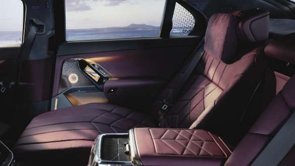 이그제큐티브 라운지 리어 콘솔 BMW 7 시리즈 세단 G70 ICE 740i M 스포츠 패키지 BMW 7 시리즈 세단 G70 ICE 740i M 스포츠 패키지, 3/4, 이그제큐티브 라운지 리어 콘솔 클로즈업