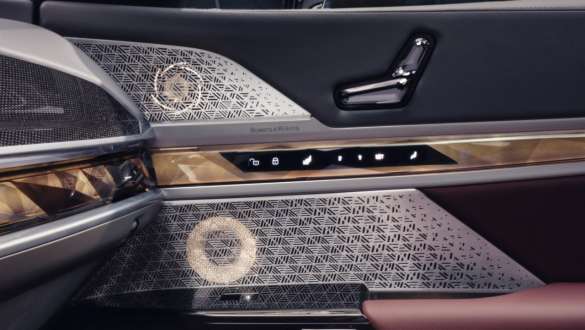 탑승자 도어의 Bowers & Wilkins 다이아몬드 서라운드 사운드 시스템 BMW 7 시리즈 세단 G70 ICE 740i M 스포츠 패키지 BMW 7 시리즈 세단 G70 ICE 740i M 스포츠 패키지, 탑승자 도어의 Bowers & Wilkins 다이아몬드 서라운드 사운드 시스템, 클로즈업