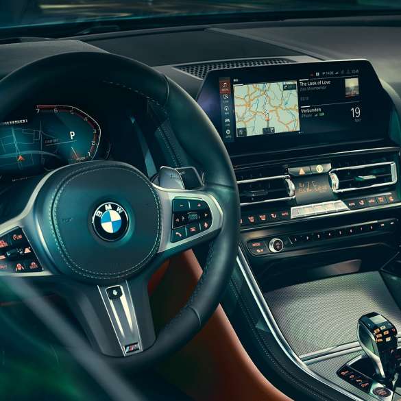BMW 8 Series Coupé, cockpit G15. BMW 8 Series Coupé, cockpit, close-up view with steering wheel and control display G15.