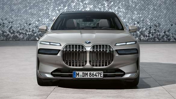 BMW i7 세단 G70 3/4 스튜디오에서의 정면도 BMW i7 세단 G70 BMW 인디비주얼 옥사이드 그레이 메탈릭 배경이 있는 스튜디오에서의 정면도