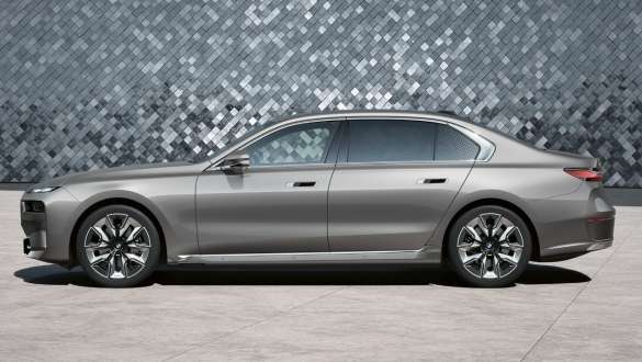BMW i7 세단 G70 3/4 스튜디오에서의 측면도 BMW i7 세단 G70 BMW 인디비주얼 옥사이드 그레이 메탈릭 배경이 있는 스튜디오에서의 측면도