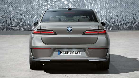 BMW i7 세단 G70 3/4 스튜디오에서의 후면도 BMW i7 세단 G70 BMW 인디비주얼 옥사이드 그레이 메탈릭 배경이 있는 스튜디오에서의 후면도