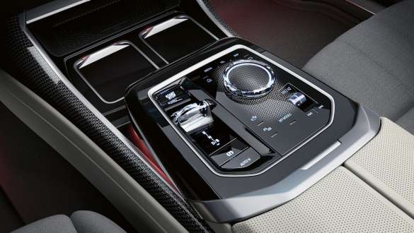 이그제큐티브 드라이브 프로 BMW M760e xDrive 세단G70 센터 콘솔 BMW M760e xDrive 세단 G70 클로즈업