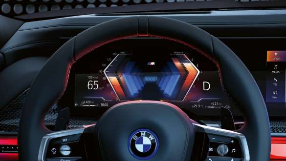 M 파워 부스트 BMW M760e xDrive 세단 G70 M 스티어링 휠 및 BMW 커브드 디스플레이 BMW M760e xDrive 세단 G70 클로즈업