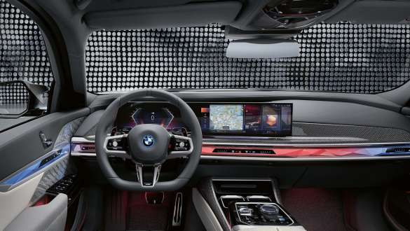 콕핏 BMW M760e xDrive 세단 G70 M 스티어링 휠 포함 콕핏, BMW 커브드 디스플레이 및 인터랙션 바 BMW M760e xDrive 세단 G70