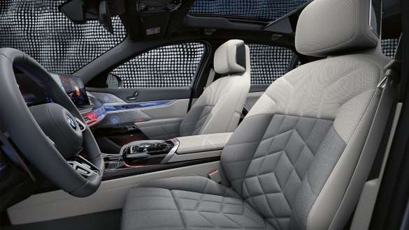 BMW 인디디주얼 메리노 가죽/울 캐시미어 조합과 전용 요소 포함 BMW M760e xDrive 세단 G70 인테리어 BMW 인디비주얼 메리노 가죽/울 캐시미어 조합 및 전용 요소 BMW M760e xDrive 세단 G70