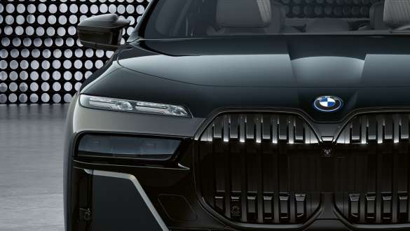 혁신적인 전면 디자인 BMW M760e xDrive 세단 G70 M 로고가 있는 보닛과 키드니 BMW M760e xDrive 세단 G70 BMW 인디비주얼 투톤 메탈릭 블랙 사파이어 도장 BMW 인디비주얼 드라바이트 메탈릭 그레이 클로즈업