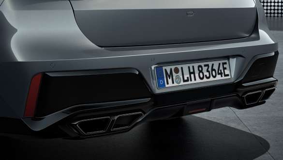 배기 시스템이 있는 후면 디자인 BMW M760e xDrive 세단G70 4파이프 외관의 배기 시스템이 있는 후면부 BMW M760e xDrive 세단 G70 BMW 인디비주얼 투톤 메탈릭 블랙 사파이어 도장 BMW 인디비주얼 드라바이트 메탈릭 그레이 클로즈업
