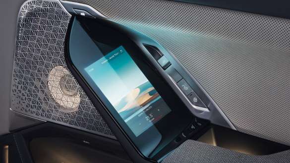 BMW 터치 커맨드 BMW M760e xDrive 세단 G70 BMW 터치 커맨드 BMW M760e xDrive 세단 G70 클로즈업 리어 도어